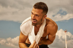 Ο Κωνσταντίνος Αργυρός ποζάρει με την τρίδυμη αδερφή του (ΦΩΤΟ)