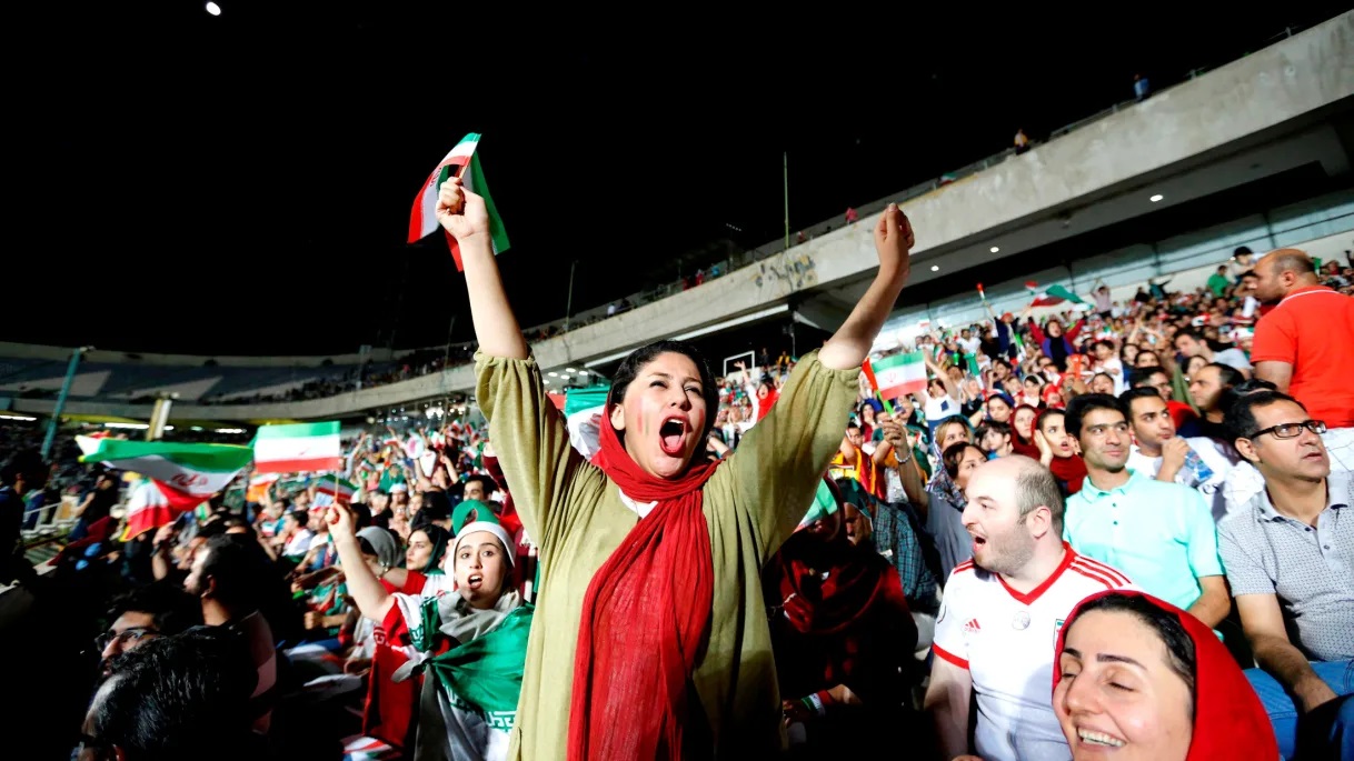 Σαράντα χρόνια μετά, οι γυναίκες του Ιράν θα πάνε στο γήπεδο