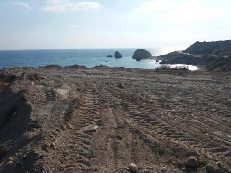 Γαμήλια τελετή στο λόφο που ισοπέδωσαν στην Πέτρα του Ρωμιού