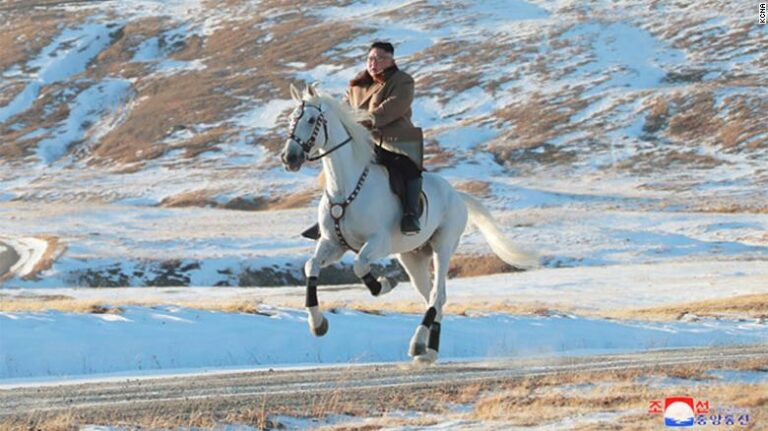 Βόρεια Κορεά: Συμβολική βόλτα του Κιμ Γιονγκ Ουν με άλογο