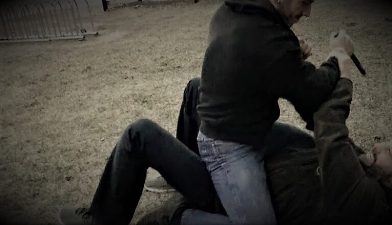 Του κάρφωσε μαχαίρι στο χέρι για €35 που του χρωστούσε