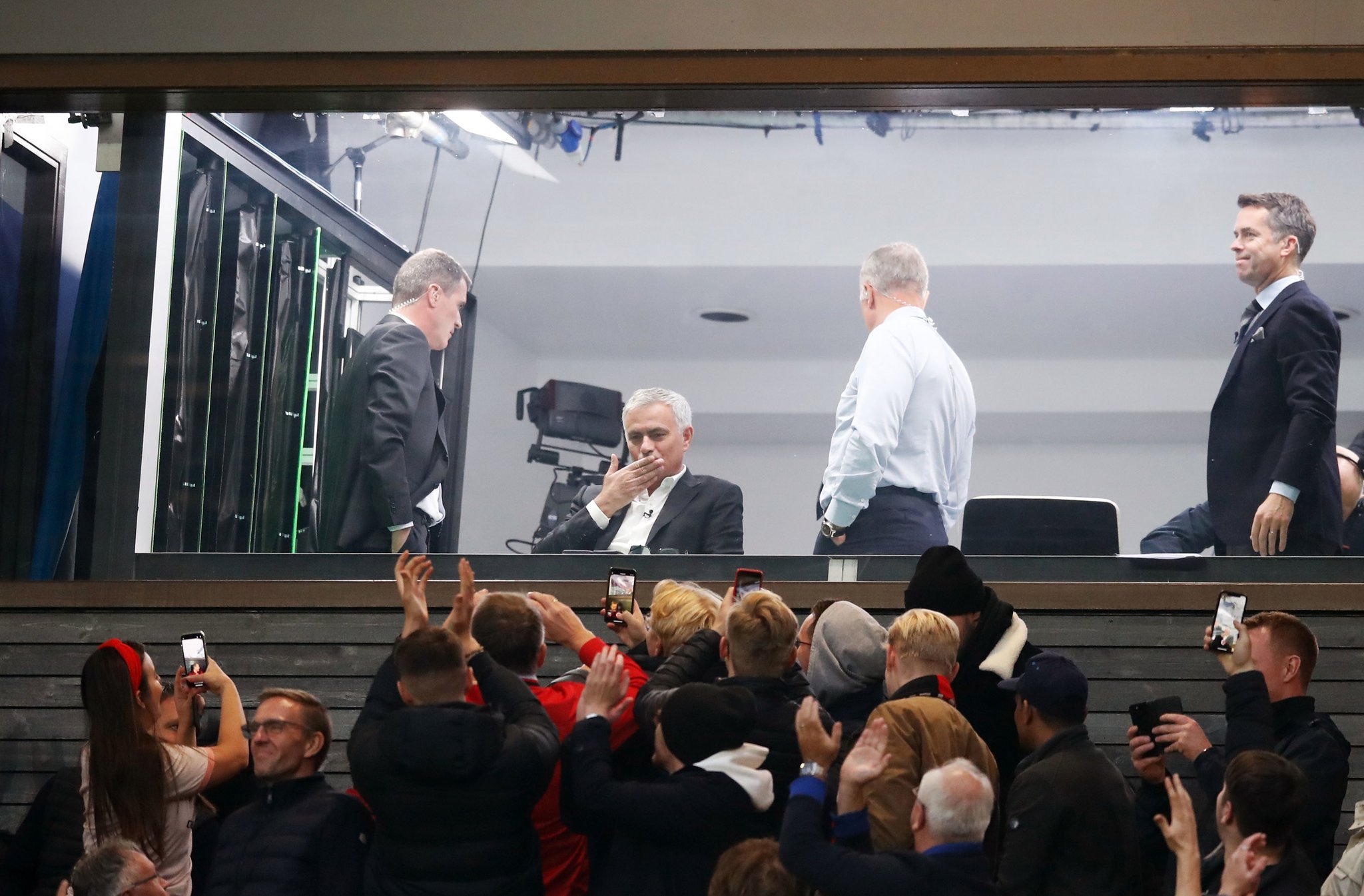 Φιλάκια του Μουρίνιο στους οπαδούς της Μάντσεστερ Γιουνάιτεντ (ΦΩΤΟ)