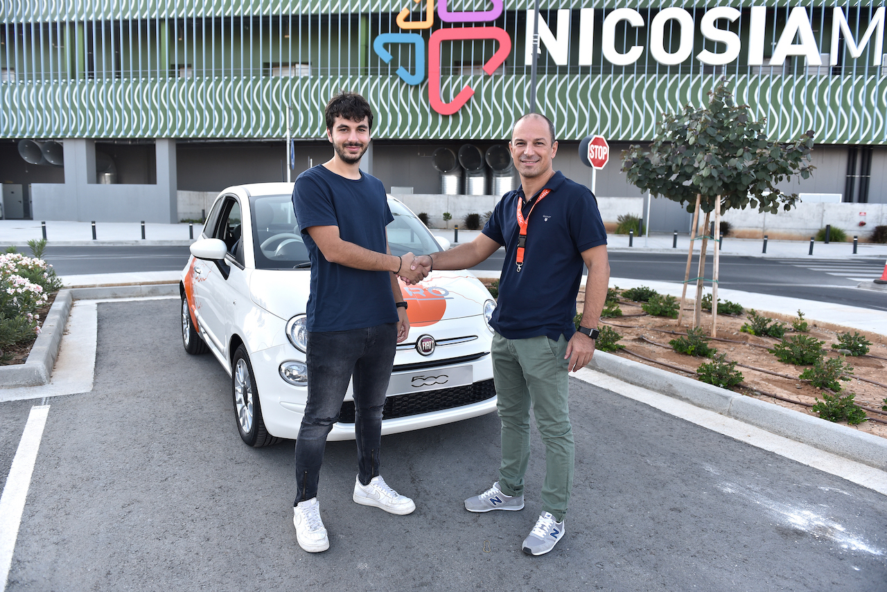 Πήγε στα Public και έφυγε με Fiat 500