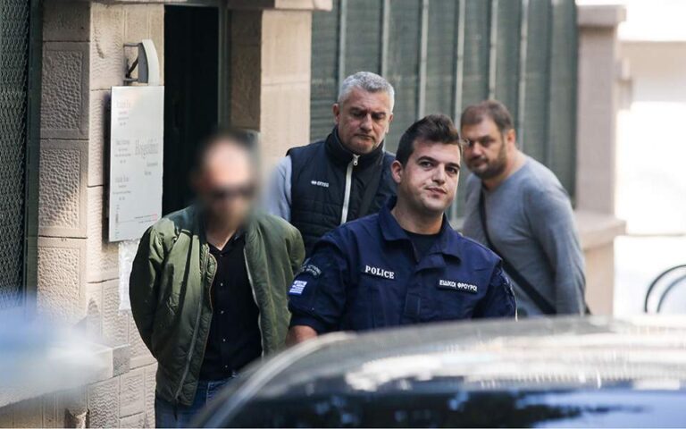 Αντιεξουσιαστές "μπούκαραν" στο τουρκικό προξενείο στη Θεσσαλονίκη (ΒΙΝΤΕΟ)