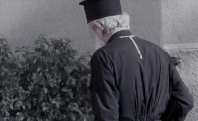 Τσάκωσαν ιερέα την ώρα που ξεφόρτωνε καπνό από τα κατεχόμενα (BINTEO)