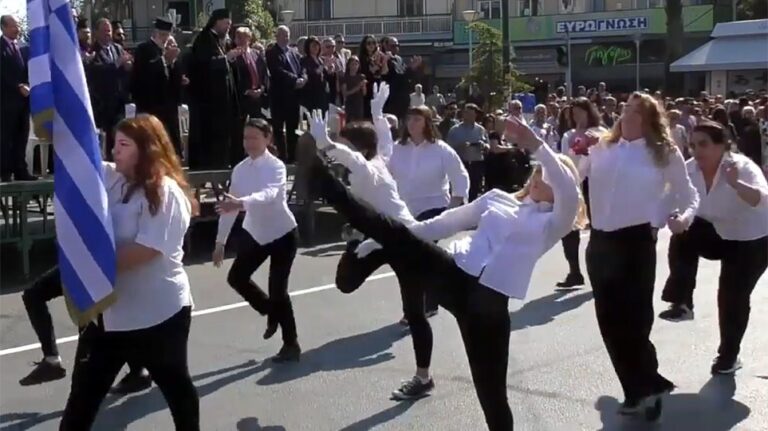 Μαθήτριες μιμήθηκαν τους Monty Python σε παρέλαση και έγιναν viral (ΒΙΝΤΕΟ)