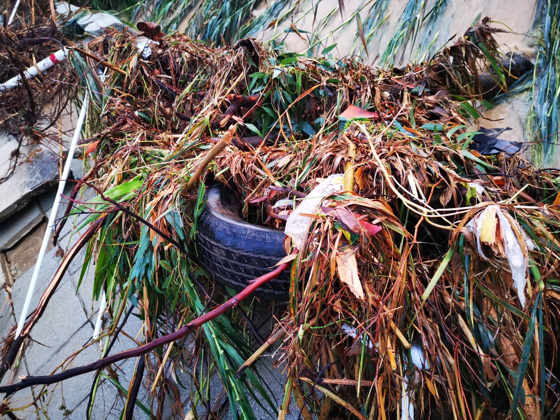 Επί ποδός τα συνεργεία των τοπικών Αρχών για τον καθαρισμό των φρεατίων (ΒΙΝΤΕΟ)