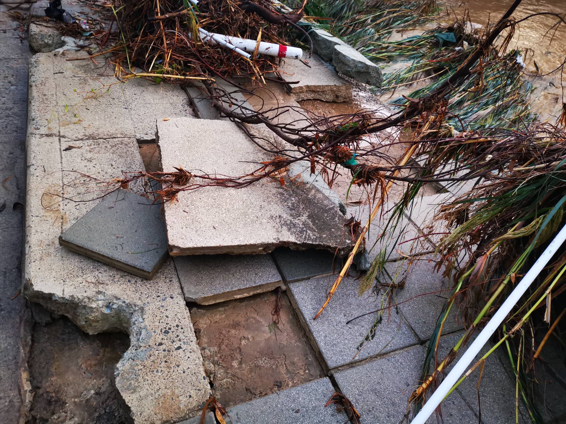 Έσπασε κιγκλιδώματα-πεζοδρόμια στο πέρασμα του ο Πεδιαίος (ΒΙΝΤΕΟ-ΦΩΤΟ)