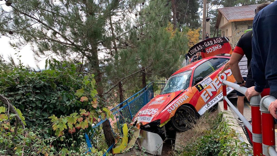 Σοκαριστικό ατύχημα στις Πλάτρες με τραυματία πατέρα και παιδάκι (ΒΙΝΤΕΟ)