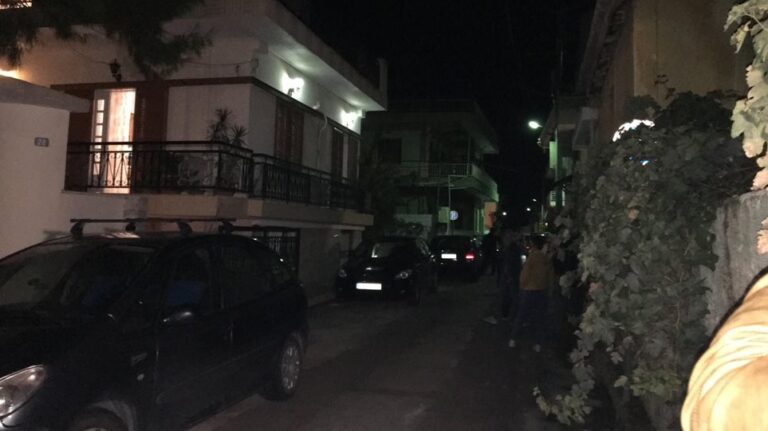 Εισέβαλε σε σπίτι και πυροβόλησε ζευγάρι μπροστά στα μάτια των παιδιών του