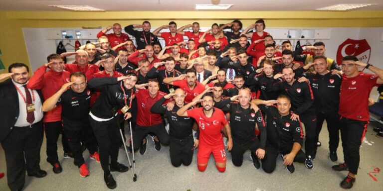 Γελοιότητες στην Εθνική Τουρκίας: Όλοι ποδοσφαιριστές χαιρέτησαν στρατιωτικά