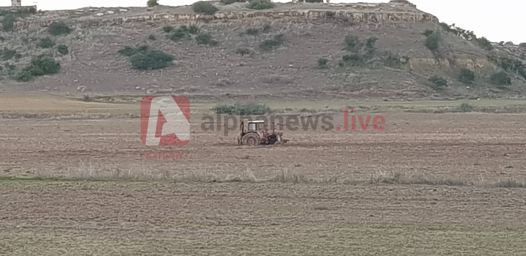 Aνέλαβαν δράση τα ΗΕ για το "κολλημένο" τρακτέρ στη νεκρή ζώνη της Αχερίτου