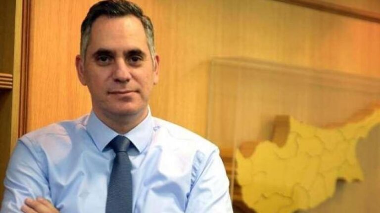 Ο Νικόλας Παπαδόπουλος…ροκάρει με την κιθάρα του και μας δείχνει το group του