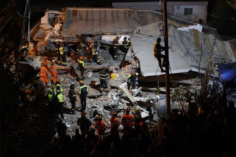 Αλβανία: Ανασύρθηκαν νεκροί από τα ερείπια μητέρα, πατέρας και παιδί (ΒΙΝΤΕΟ)