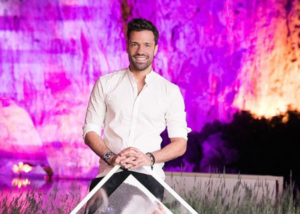 Ημίγυμνος…στο καμαρίνι του ο Κωνσταντίνος Αργύρος (ΦΩΤΟ)