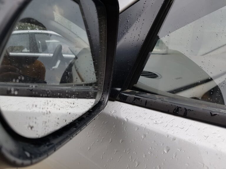 Όλα όσα πρέπει να γνωρίζουμε για ασφαλή οδήγηση υπό βροχή (ΒΙΝΤΕΟ)