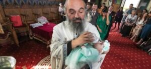 Τάϊζε βρέφος την ώρα της βάπτισης και έγινε viral (ΦΩΤΟ)