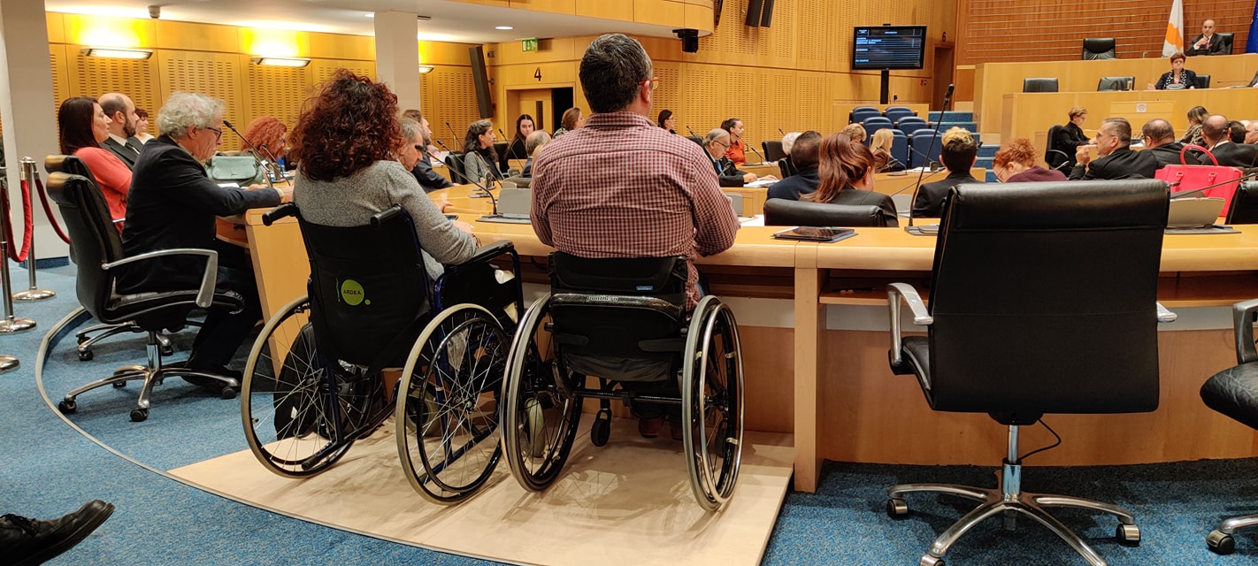 24 ώρες μετά τα "ρεζιλλίκκια στη Βουλή" έβαλαν θέσεις για ΑμεΑ (ΦΩΤΟ)