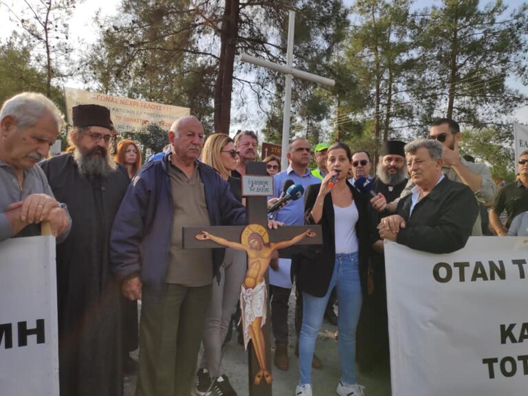 Με τον Εσταυρωμένο απέκοψαν τον δρόμο προς το εργοστάσιο ασφαλτικού σκυροδέματος