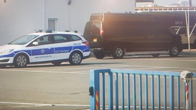 Στα "χέρια" του Τμήματος Τελωνείων το κατασκοπευτικό βαν (ΒΙΝΤΕΟ)