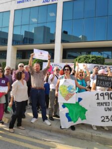 Μαζεύτηκαν έξω από το Υπουργείο Γεωργίας και φώναξαν #SaveAkamas (ΦΩΤΟ)