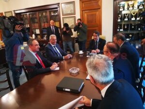 Το πολυσυζητημένο "βαν" στο επίκεντρο συνάντησης ΠτΔ – ΓΓ ΑΚΕΛ (BINTEO&ΦΩΤΟ)