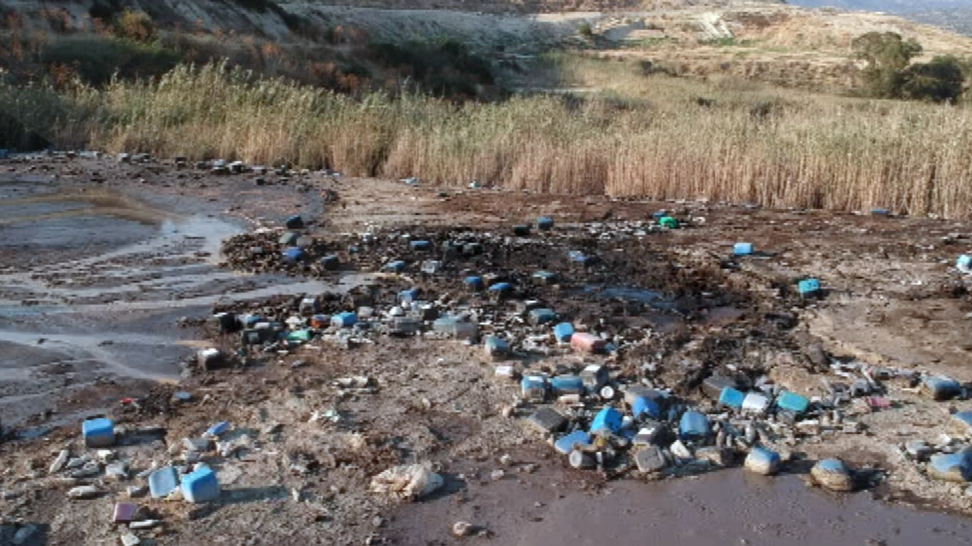 Χάος στο Βατί από τα λύματα, τη δυσοσμία και την καταστροφή (ΒΙΝΤΕΟ)