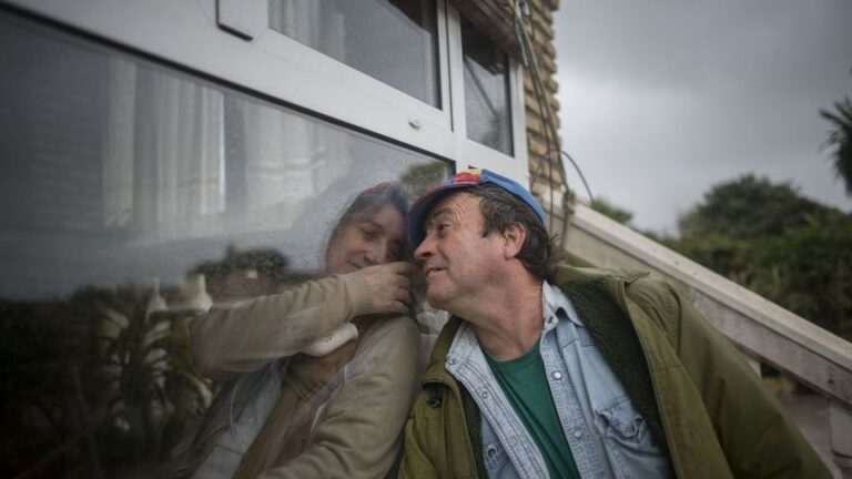 Η γυναίκα που ζει εδώ και 14 χρόνια σε ένα γυάλινο "κλουβί" (ΒΙΝΤΕΟ&ΦΩΤΟ)