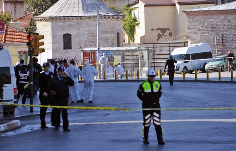 Τουρκία:οδηγός λεωφορείου έπεσε σε στάση και απείλησε με μαχαίρι πολίτες(ΒΙΝΤΕΟ)