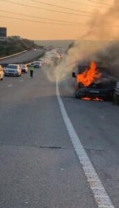 Τυλίχθηκε στις φλόγες όχημα στον αυτοκινητόδρομο παρά το Μαρί (ΦΩΤΟ)