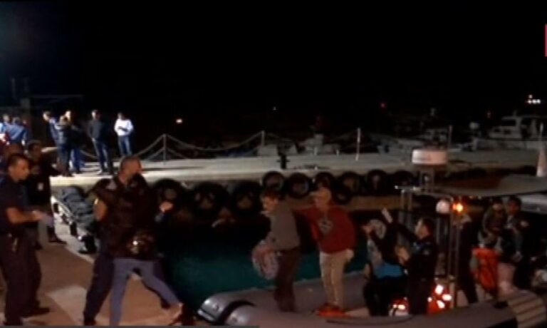 Εκατόν είκοσι δύο μετανάστες, μεταξύ τους και παιδιά, στο Κάβο Γκρέκο (ΒΙΝΤΕΟ)