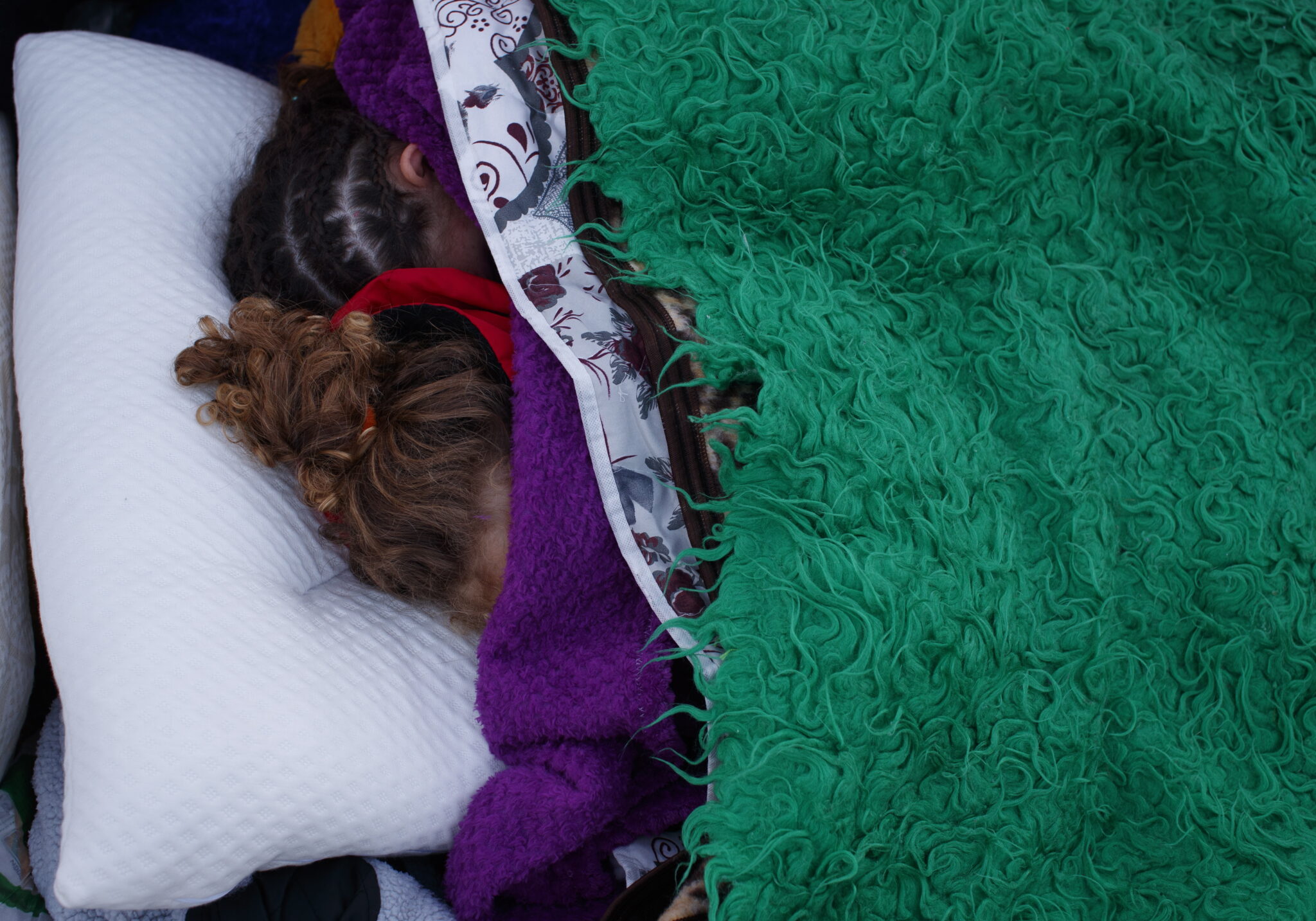 Μπορεί να γλύτωσαν από τον Εγκέλαδο αλλά όχι από το κρύο (ΦΩΤΟ)