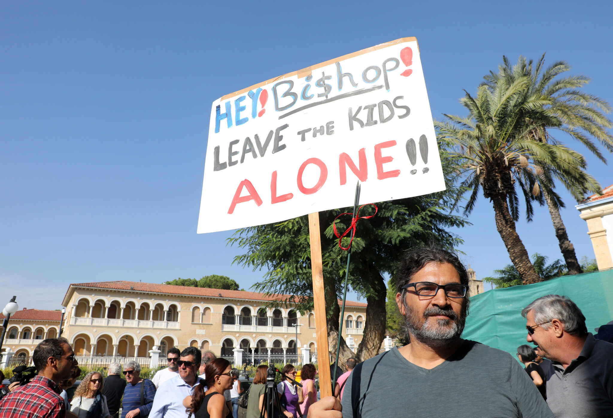 ΟΕΛΜΕΚ: Καλεί τον Χαμπιαούρη να διαχωρίσει τη θέση του από τον Αρχιεπίσκοπο