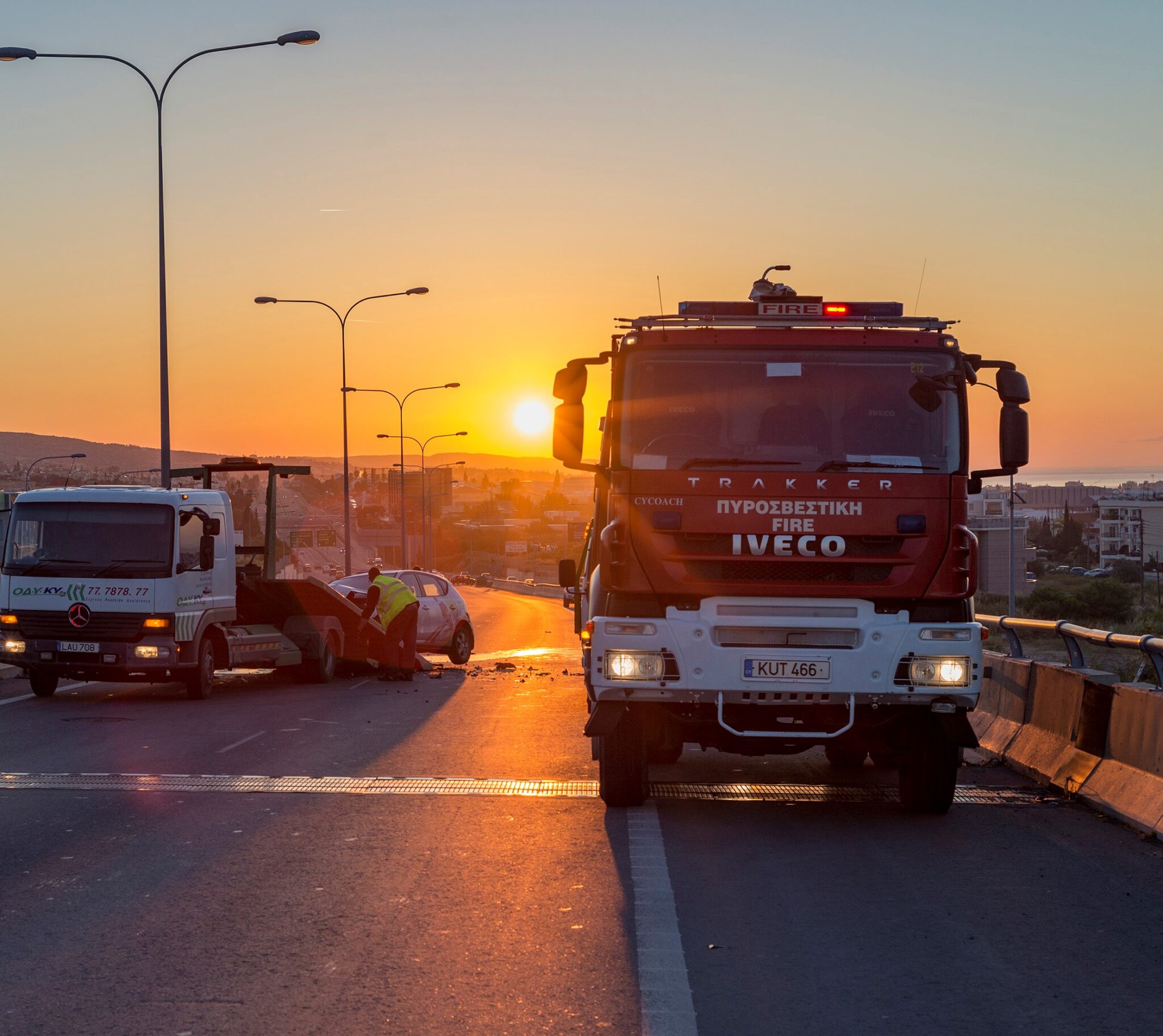 Όχημα κατέπεσε από την αερογέφυρα της Ανθούπολης