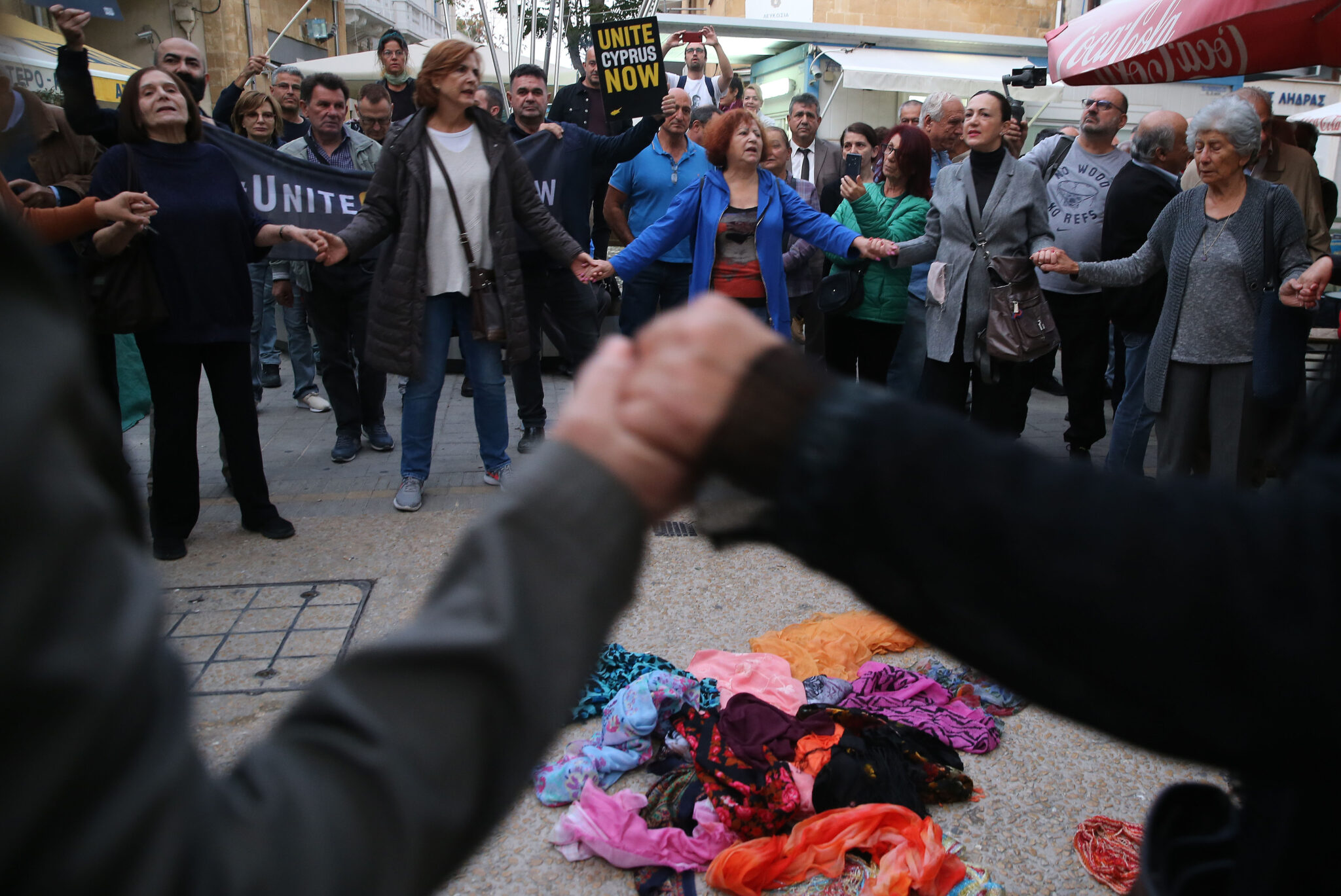 Ελληνοκύπριοι και Τουρκοκύπριοι στους δρόμους πριν από την Τριμερή (ΒΙΝΤΕΟ)