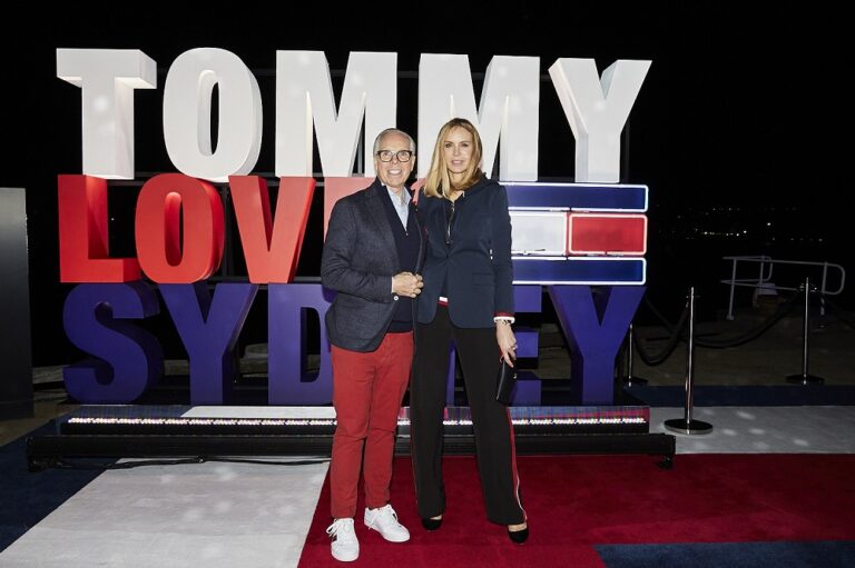 Ο TOMMY HILFIGER ΓΙΟΡΤΑΖΕΙ ΤΗΝ ΠΡΩΤΗ ΕΠΙΣΚΕΨΗ ΤΟΥ ΣΤΗΝ ΑΥΣΤΡΑΛΙΑ