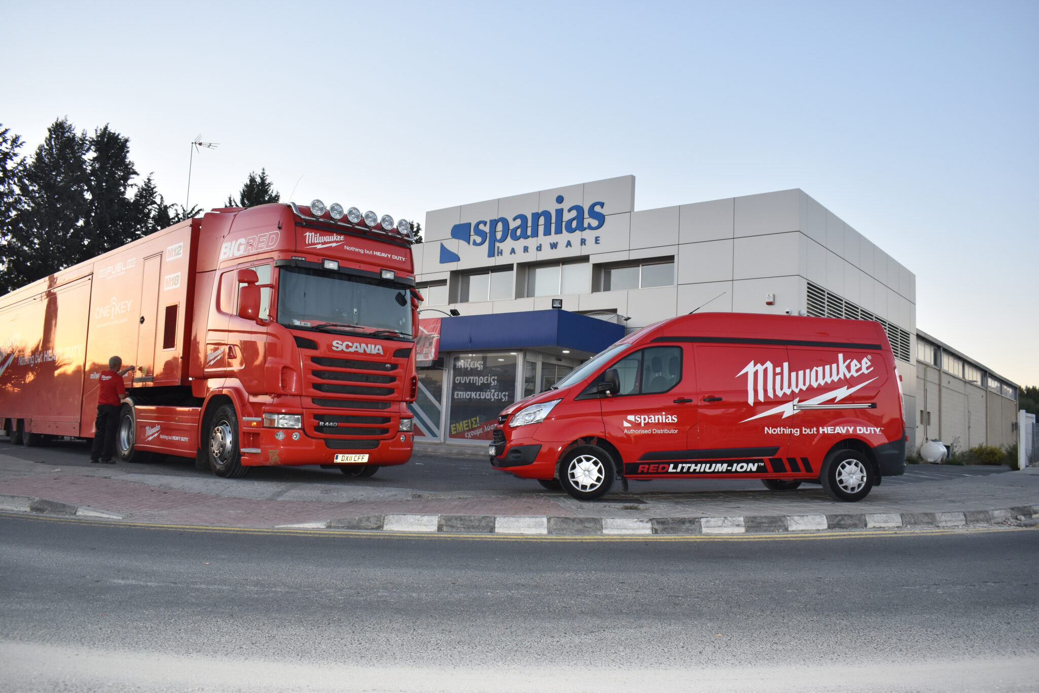 ΕΙΝΑΙ ΜΕΓΑΛΟ, ΕΙΝΑΙ ΚΟΚΚΙΝΟ ΚΑΙ ΕΡΧΕΤΑΙ ΣΤΗΝ ΚΥΠΡΟ