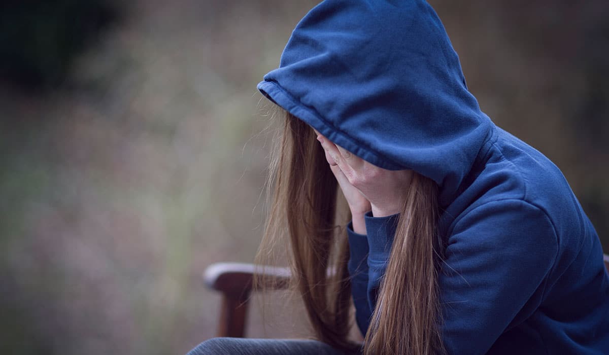 Ξυλοφόρτωσαν 17χρονη στην Κακοπετριά και την άφησαν λιπόθυμη στο δρόμο