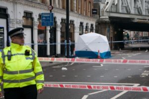 Χειροπέδες σε 21χρονο ύποπτο για φόνο στη Βρετανία πέρασαν οι κυπριακές Αρχές