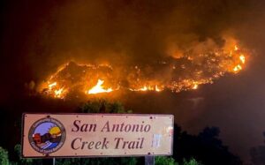 Χιλιάδες κάτοικοι στη Σάντα Μπάρμπαρα τρέχουν να σωθούν από τις φλόγες