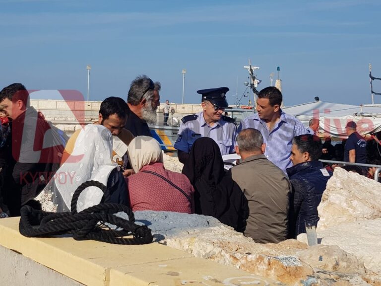 Ο διακινητής εγκατέλειψε το σκάφος με τους μετανάστες πριν φτάσει λιμενική