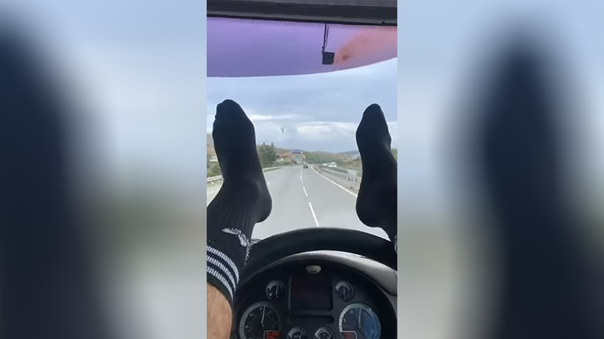 Οδηγεί με τα πόδια και μεταδίδει το "κατόρθωμα" του live στο Facebook (ΒΙΝΤΕΟ)