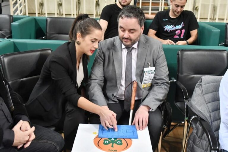 Συγκίνησε ο Παναθηναϊκός: Βοήθησε τυφλό φίλαθλο να… παρακολουθήσει το παιχνίδι