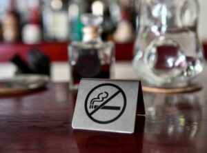 «Βροχή» καταγγελιών για τον αντικαπνιστικό νόμο στην Αθήνα