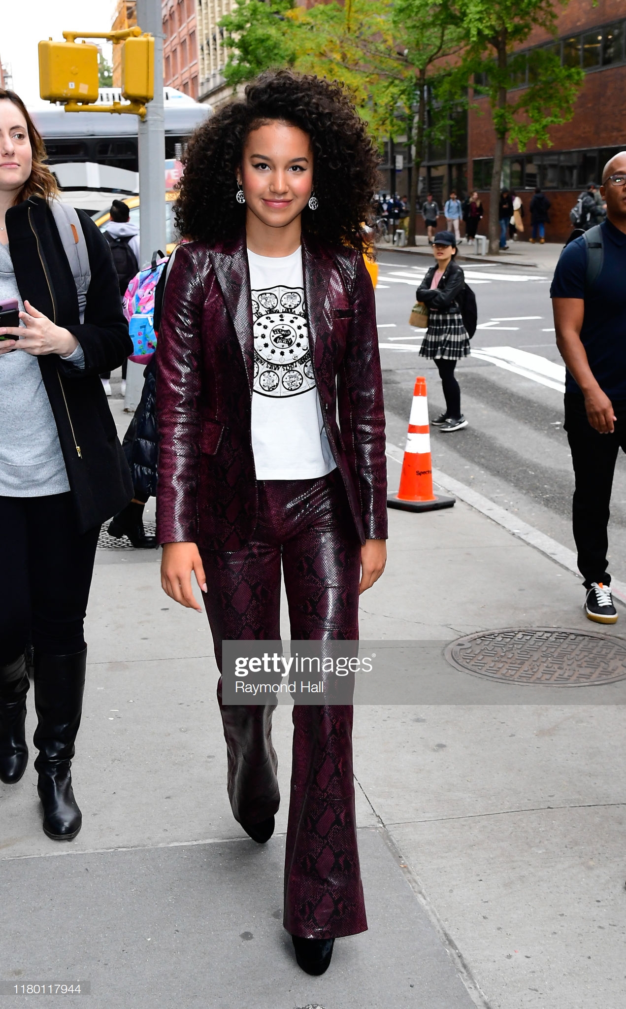 H SOFIA WYLIE ΦΟΡΕΣΕ TOMMYXZENDAYA ΣΤΟ YAHOO BUILD SERIES