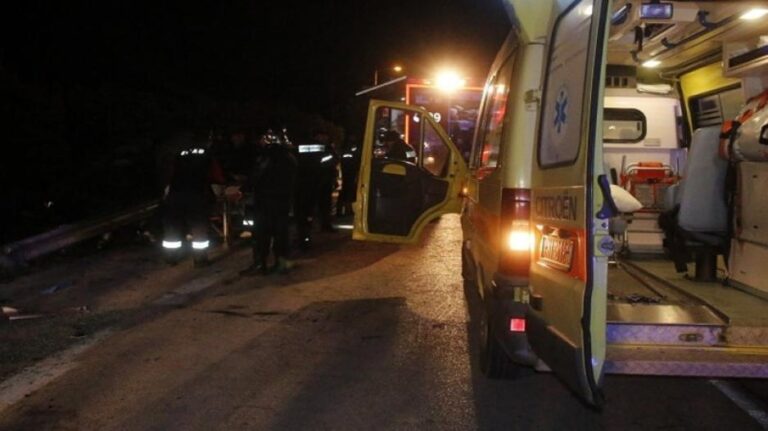 Όχημα "καρφώθηκε" σε λεωφορείο σε δρόμο της Πάφου (ΦΩΤΟ)