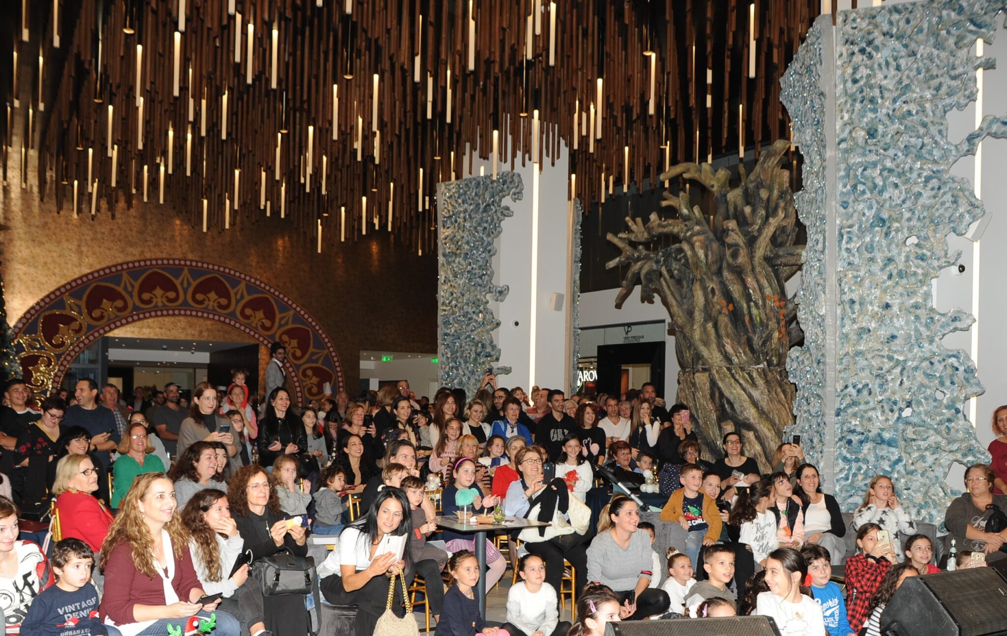 Κατάμεστο το Radisson Blu Hotel  στη φωταγώγηση του χριστουγεννιάτικου δέντρου