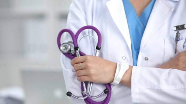 Στα χαρακώματα κυβερνητικοί ιατροί – ΟΚΥπΥ για το σχέδιο κινήτρων (ΒΙΝΤΕΟ)