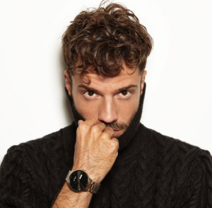 Κωνσταντίνος Αργυρός: Μας συστήνει τη μητέρα του και ξαπλώνει στην…αγκαλιά της