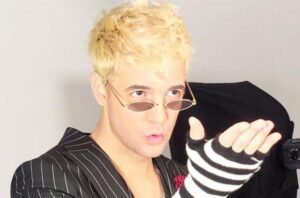 Νίνο: Εκνευρίστηκε επί σκηνής και…πέταξε το μικρόφωνο στη πίστα